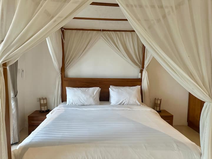 Spacious beds sized at 180cm and 200cm come with mosquito nets. While mosquito problems are generally rare, they may arise during certain rainy seasons.