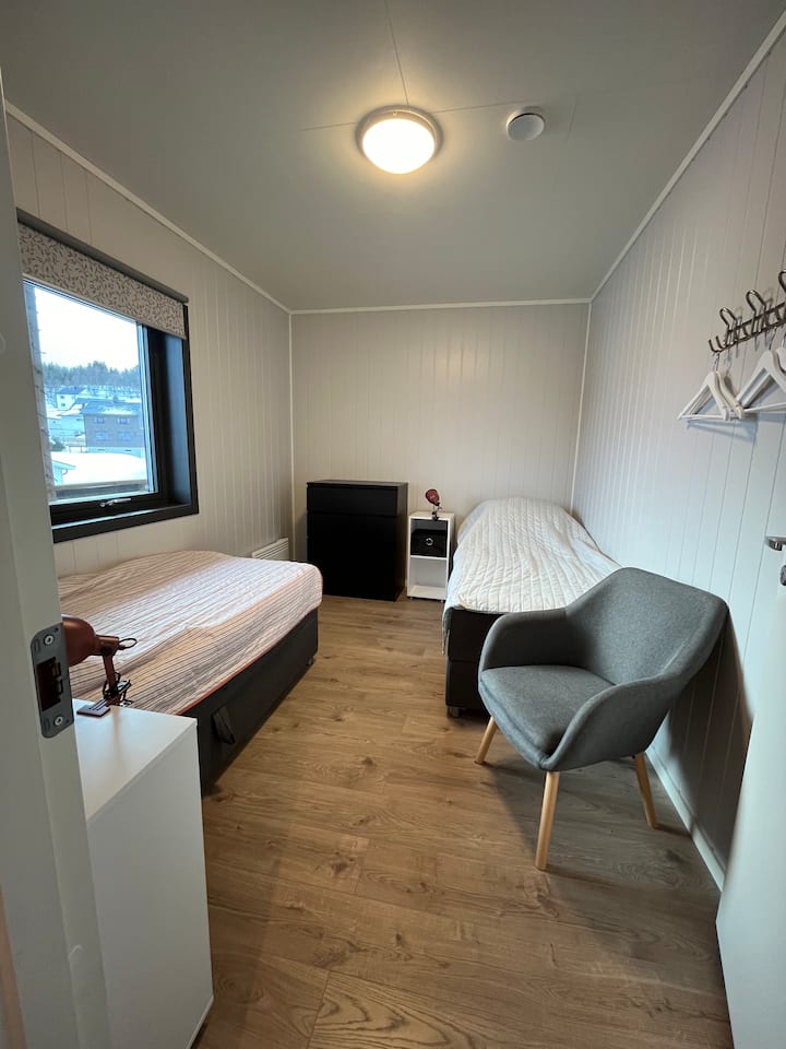 Vitanda viwili vya sentimita 90 vilivyo na hifadhi.