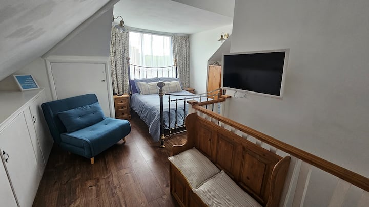 Relaxing Attic Bedroom With Ensuite Double Jacuzzi Bath - Whitstable