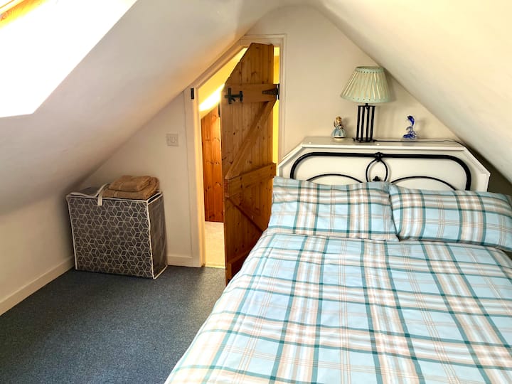 Es una individual pequeña doble/grande, para un adulto o dos niños. 