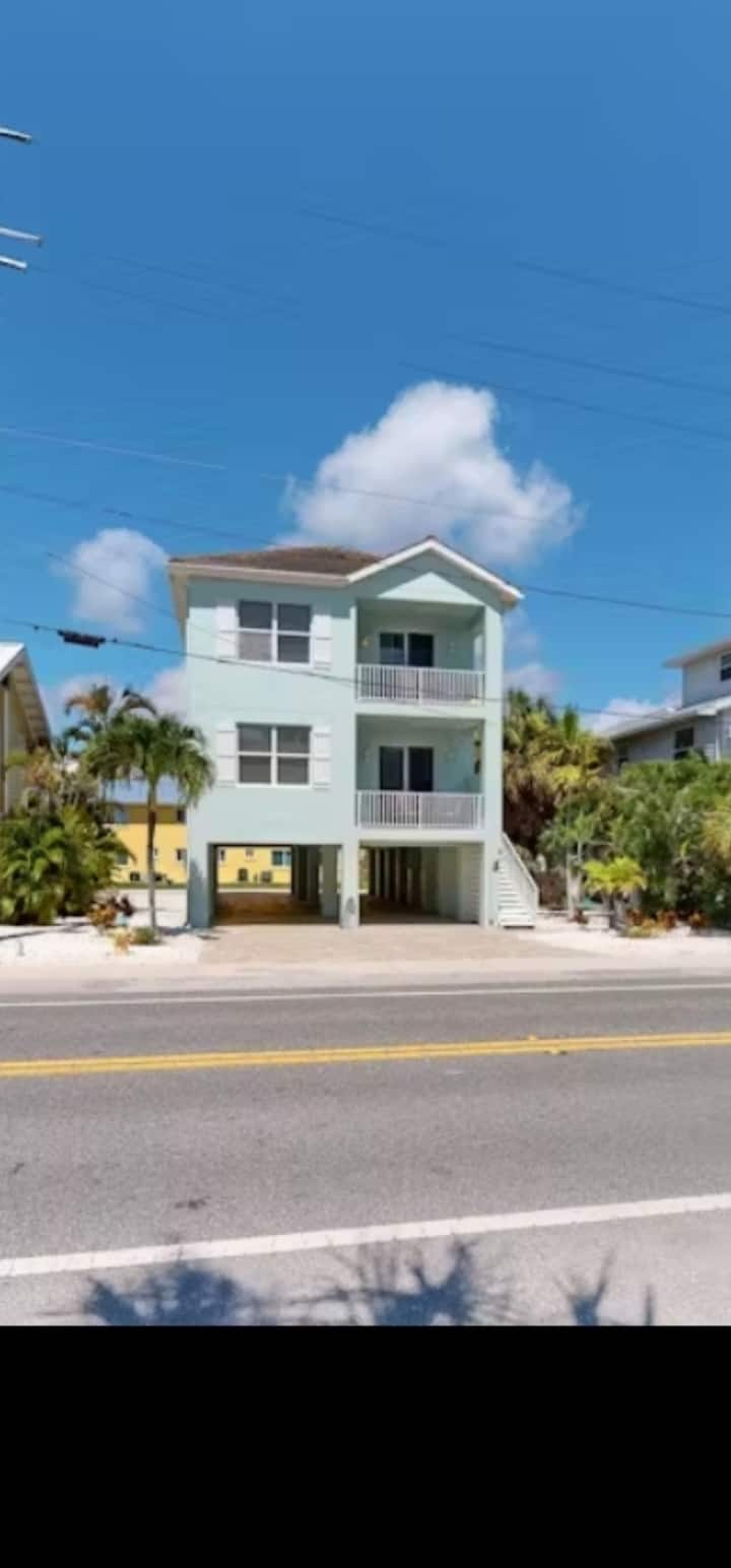 Tropical Daze - 6 Bedrooms Sleeps 16 - Anna Maria, FL