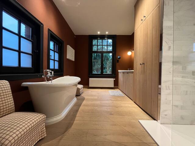 Stunning townhouse steps from the park gallery image 2