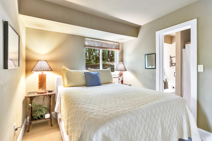 Recámara 3 con entrada privada, baño y acceso al patio trasero. Cama tamaño queen con cubierta de espuma viscoelástica.