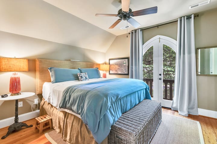 Suite principal con cama tamaño king… en su propio piso, con un balcón Julieta con vista a las copas de los árboles.