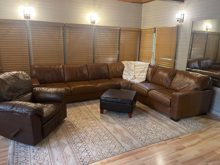 Beautiful 3 Bedroom Home Away From Home - Waterloo, IA
