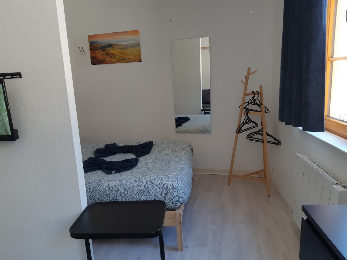 ห้องนอนใต้หลังคาเปิดออกสู่ห้องนั่งเล่นที่มีพื้นที่นอนที่อบอุ่น

วางของของคุณบนขาตั้งและตู้เสื้อผ้า 