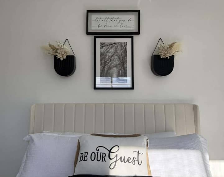 Chumba cha kulala cha 1: Hiki ni chumba cha kulala cha msingi na kinatoa kitanda kimoja cha malkia, kabati lenye viango, kikapu cha kufulia, kioo kamili, rafu ya mizigo, kabati la nguo, na meza za kuweka taa za usiku.