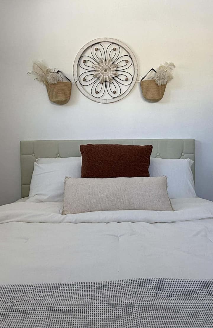 Chumba cha kulala cha 3 kina kitanda kimoja cha malkia, kabati lenye viango, kikapu cha kufulia, kioo kamili, rafu ya mizigo, kabati la nguo na meza za kuweka taa.