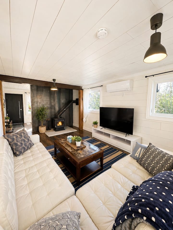 4 Br Cozy Simcoe Cottage | Lake Pass, Bbq, Jacuzzi - Georgina
