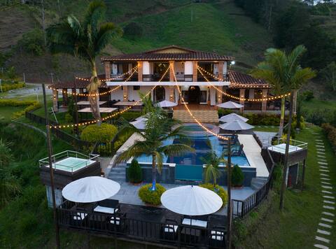 Finca in Guatape with private access to the lake