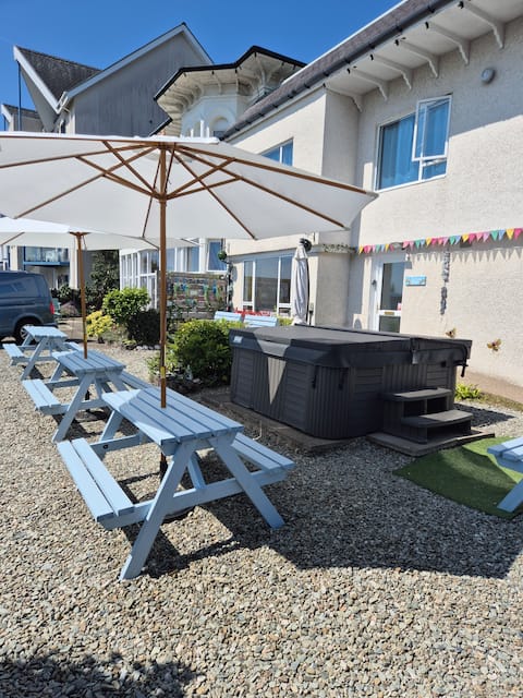 Firthview House hot tub sleeps 12 pets on request