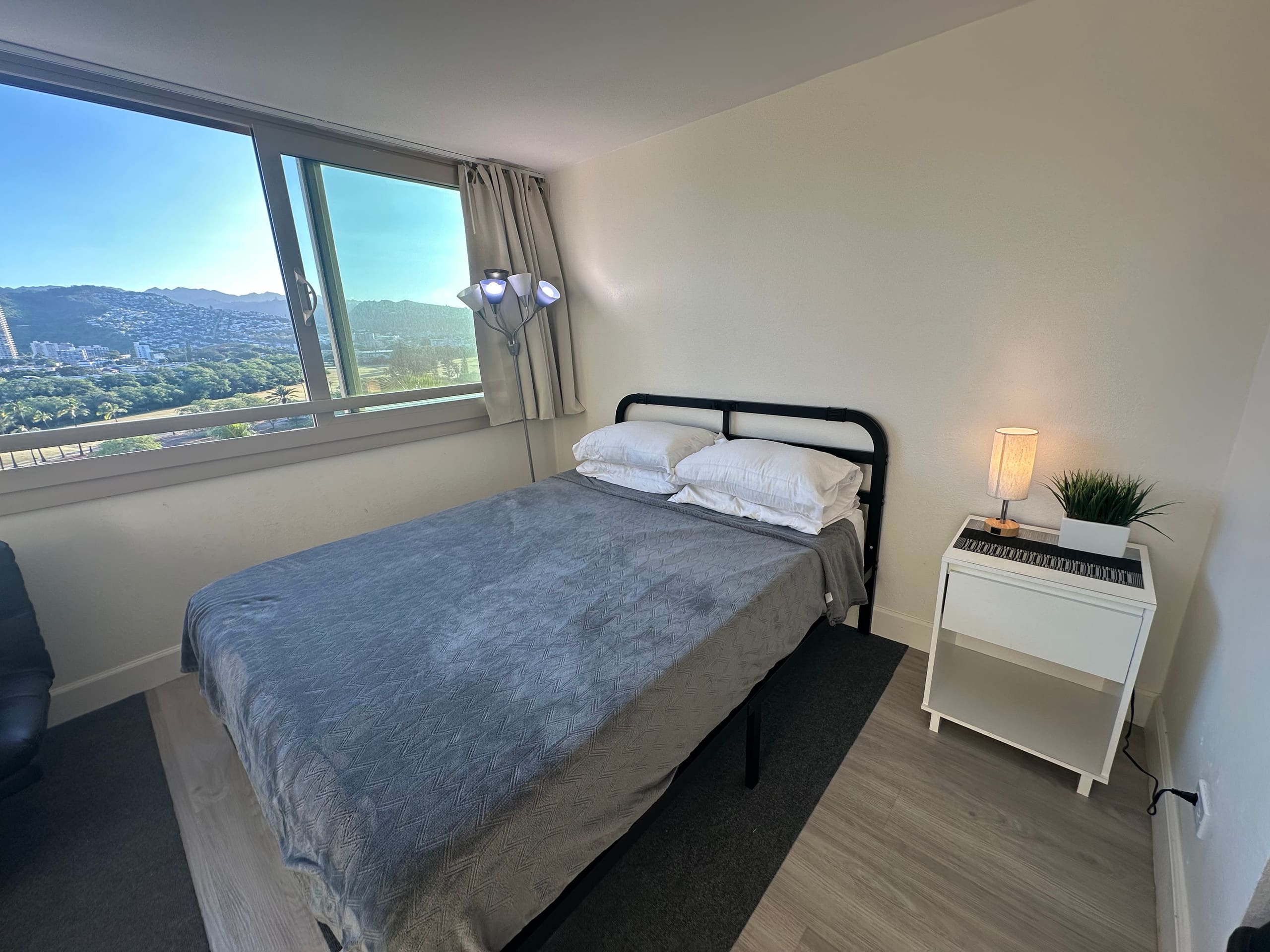 1 BR Apt In Waikiki with Canal & Mountain View - Image 11