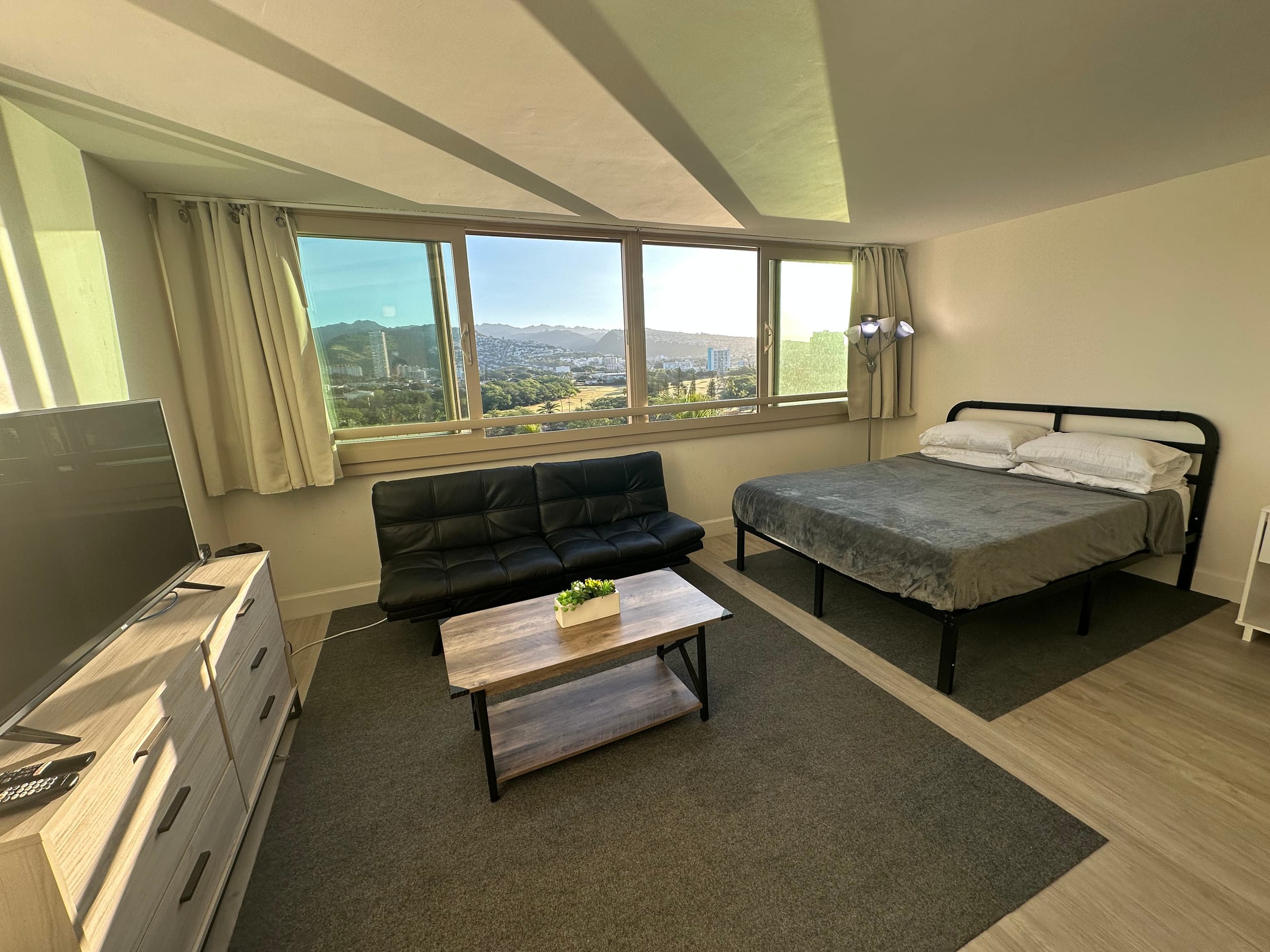 1 BR Apt In Waikiki with Canal & Mountain View - Image 8