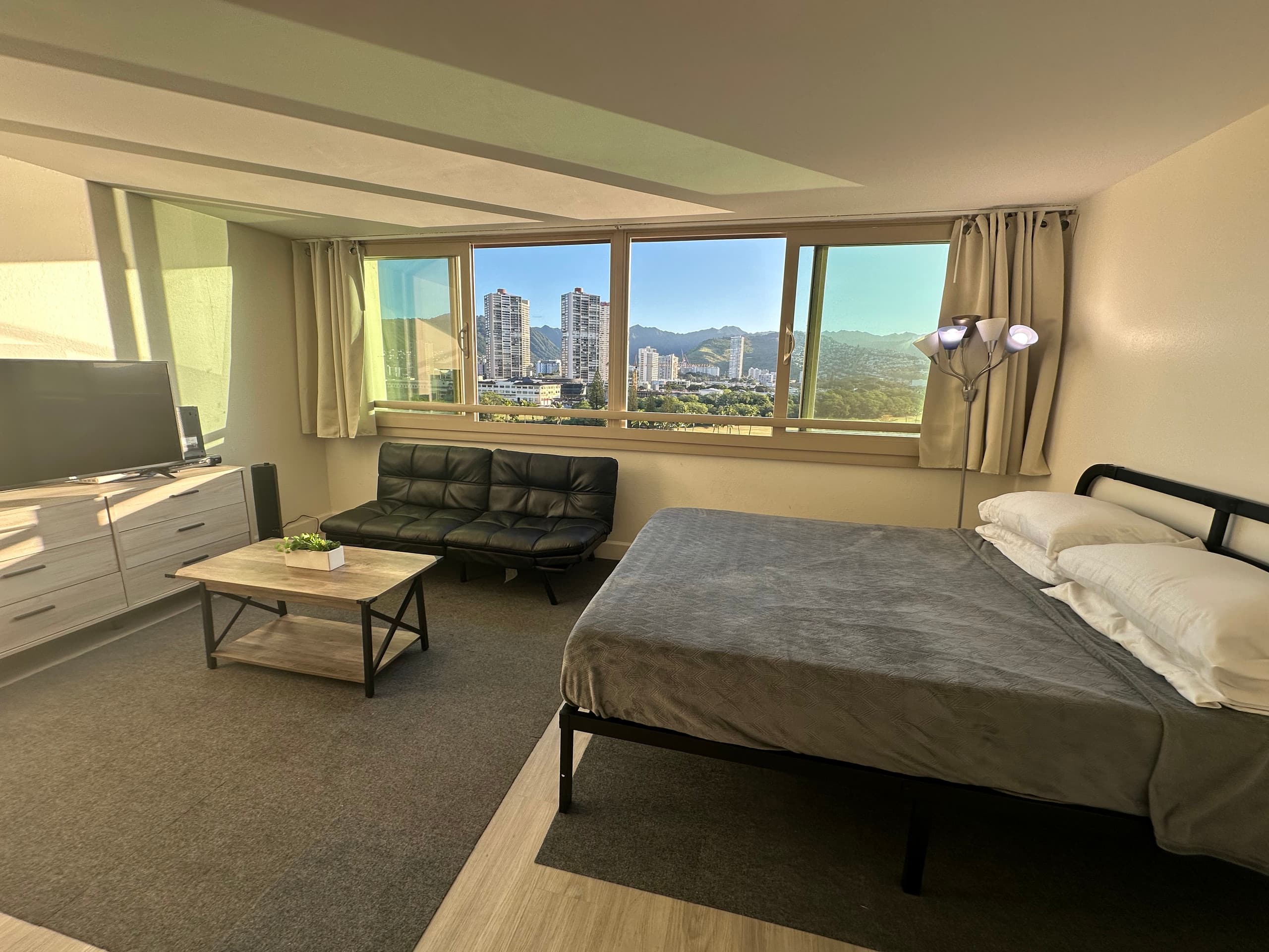 1 BR Apt In Waikiki with Canal & Mountain View - Image 9