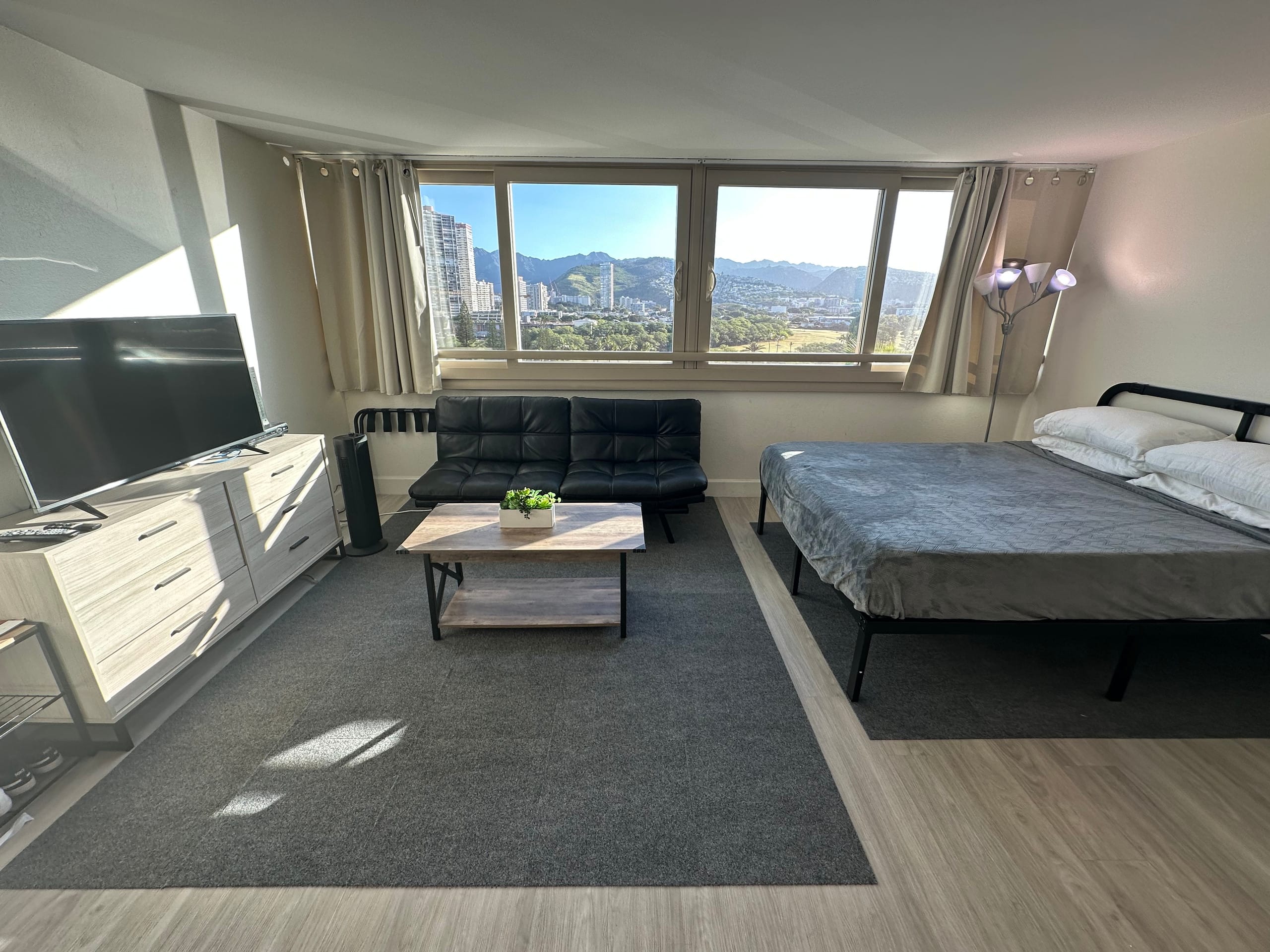 1 BR Apt In Waikiki with Canal & Mountain View - Image 6