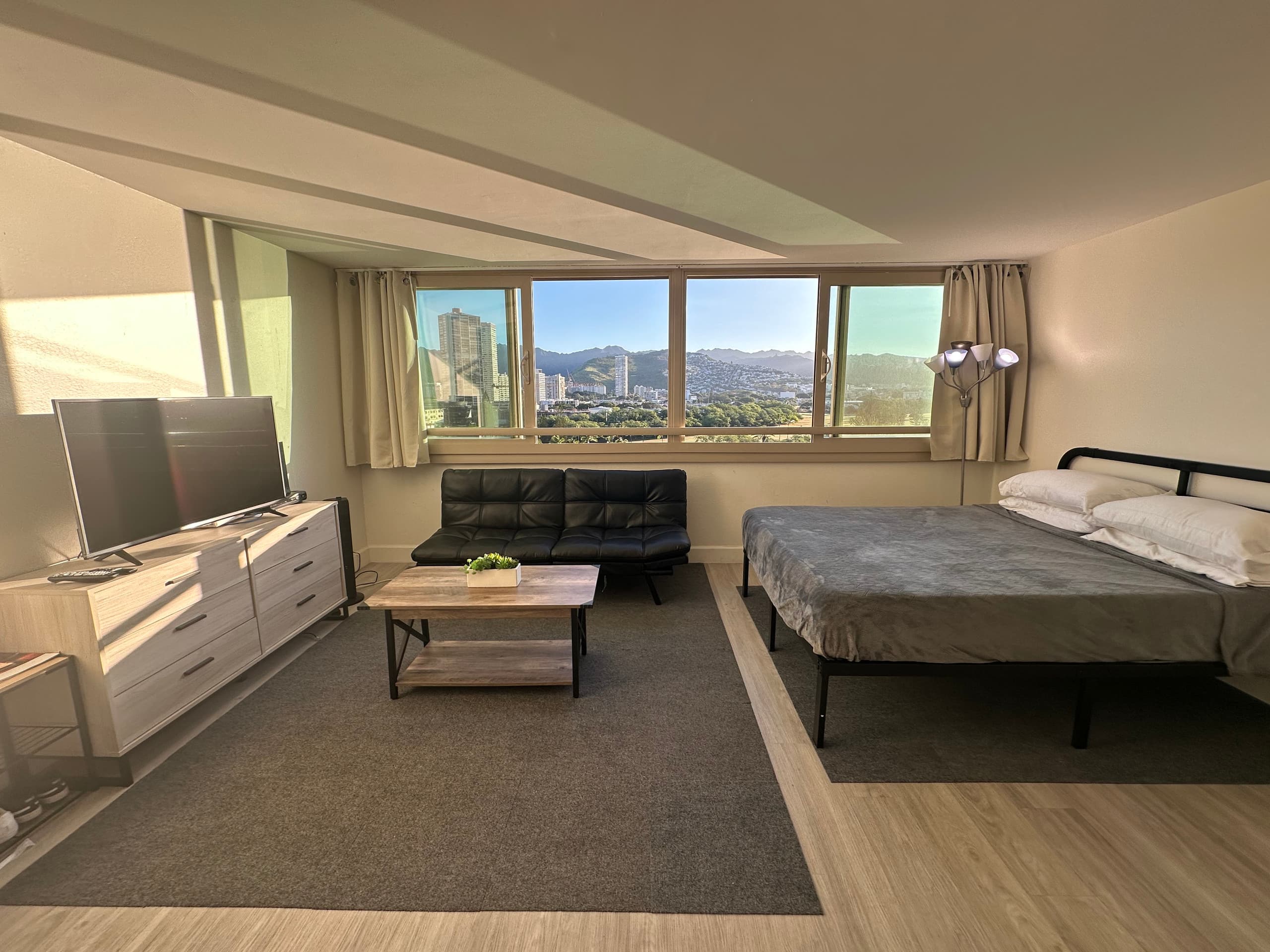 1 BR Apt In Waikiki with Canal & Mountain View - Image 10