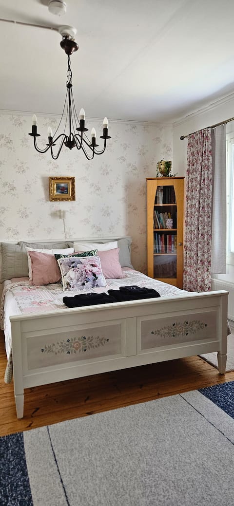 Cozy apartment for 1-7 people in a prime location!