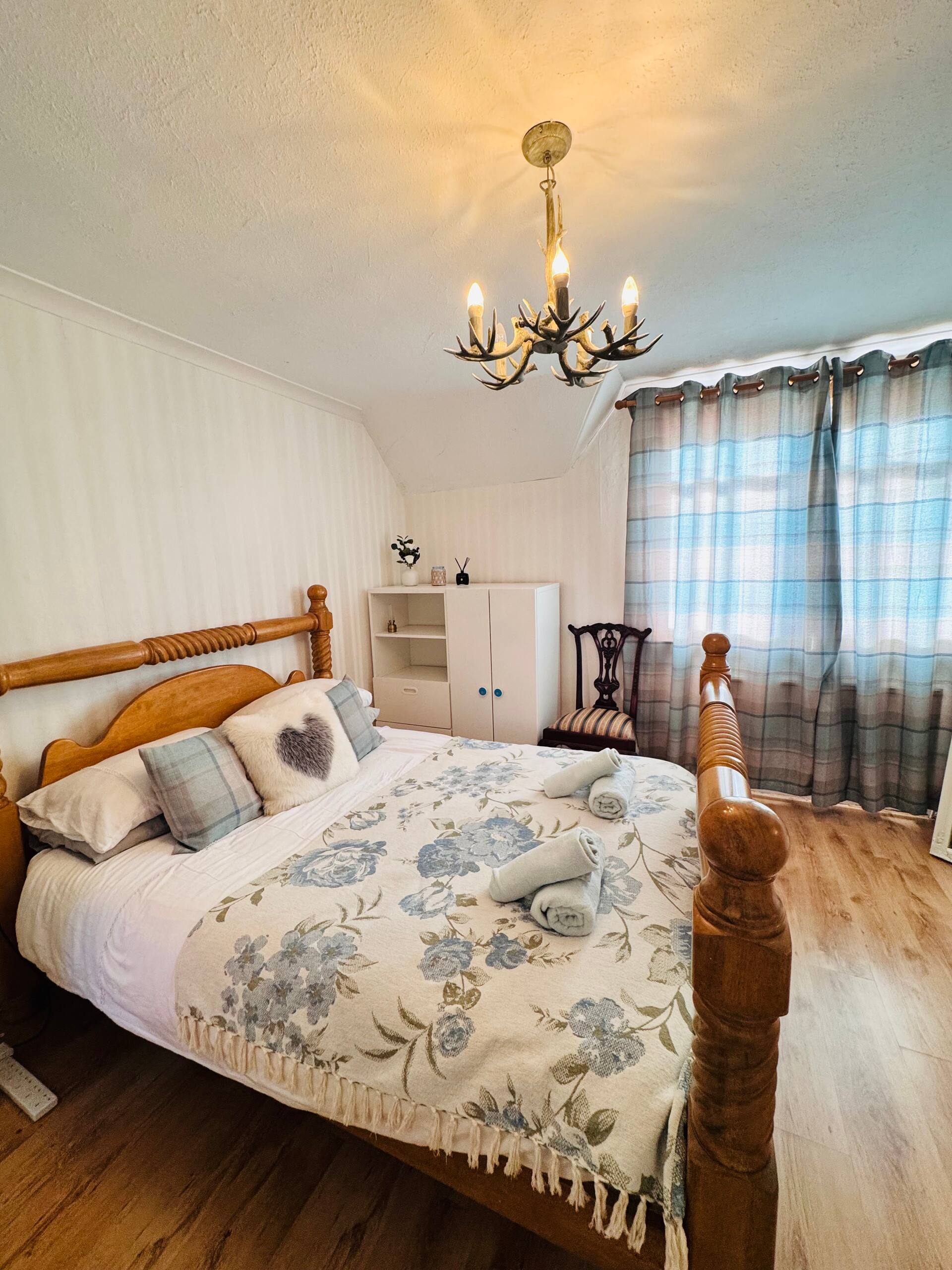 Bright and spacious 3 bedroom house, near M90, 20 min from Edinburgh