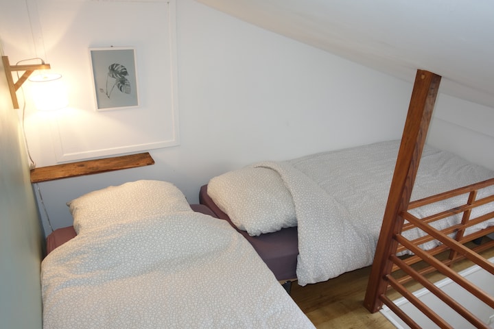 Две единични легла на мецанин.