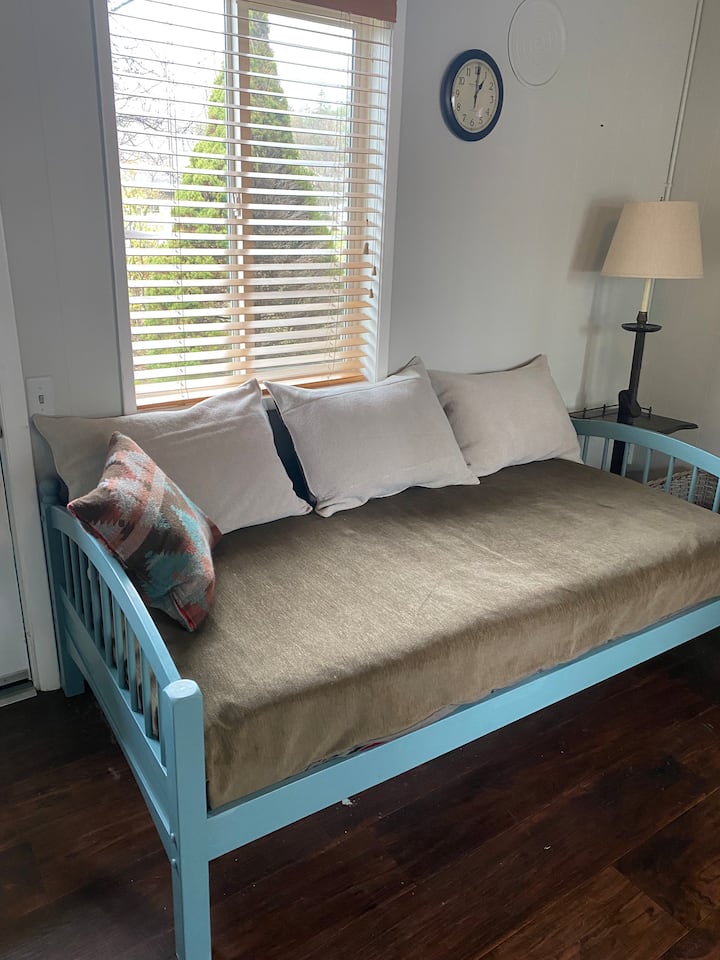 Hillside Retreat With Privacy, 
Studio With 2 Beds - Grants Pass, OR