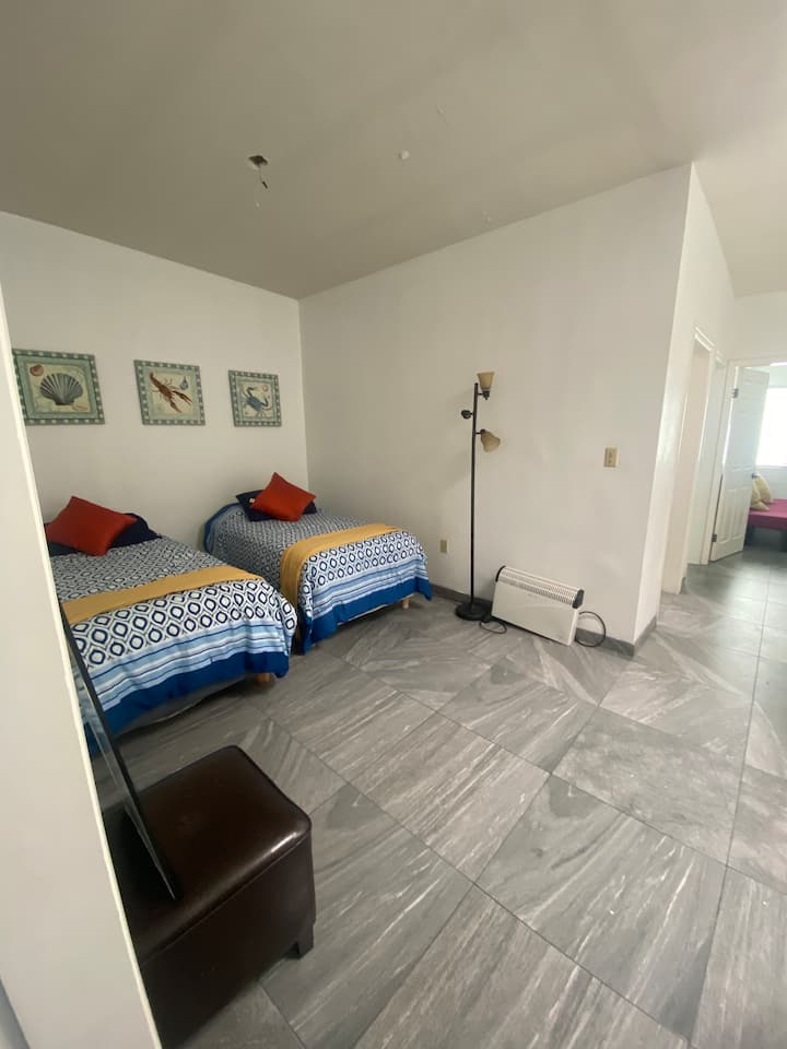 Toto je obytný priestor bez dverí, ktorý sa nachádza hore schodmi a je uprostred spální.