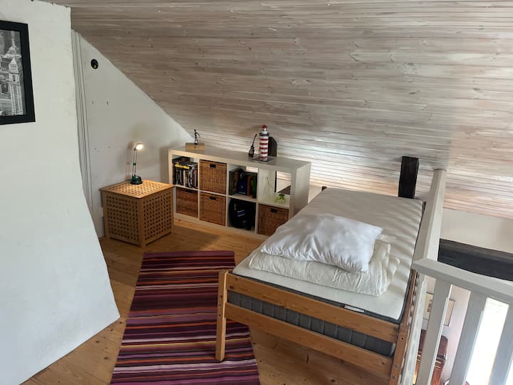 Otvorené podkrovie so samostatnou posteľou. 
