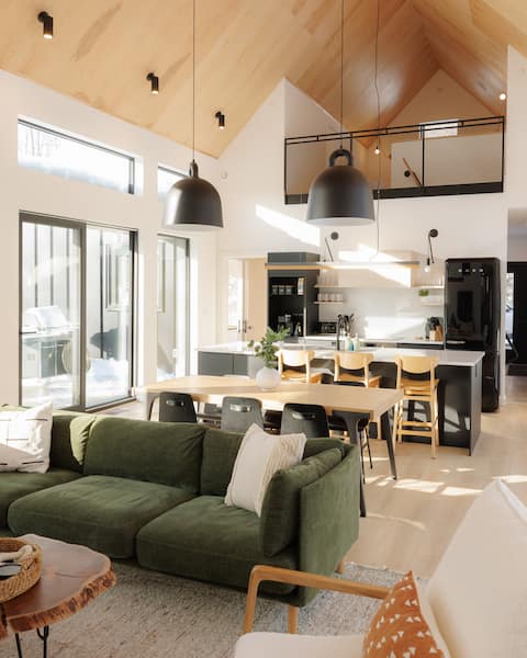 Scandi Ski Cabin • 3BR+Loft • Accessible • Hot Tub