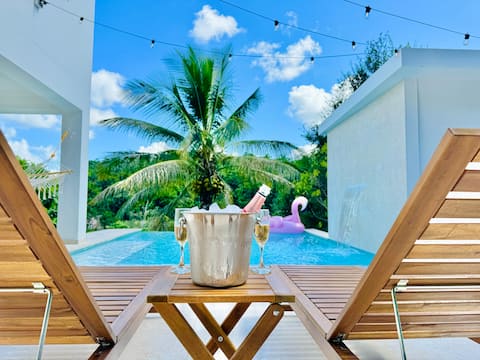 Romantic Escape in Cidra · Private Infinity Pool.