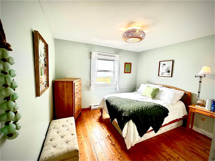 Camera da letto con letto matrimoniale e un letto singolo estraibile, ideale per i bambini!