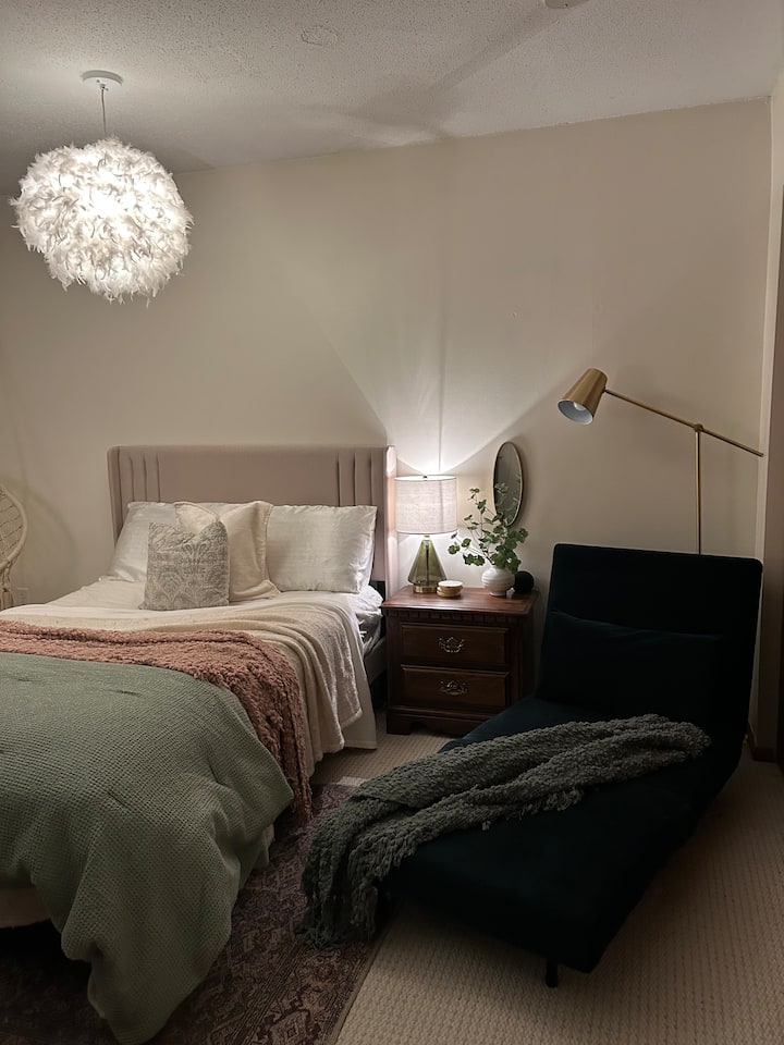 Okrem pohodlnej plnohodnotnej postele ponúka táto spálňa ďalšie usporiadanie lôžok, aby sa v nej mohlo ubytovať viac hostí. K dispozícii je útulná rozkladacia stolička, ktorá sa ľahko zmení na oddelenú posteľ, ideálna pre viac hostí.