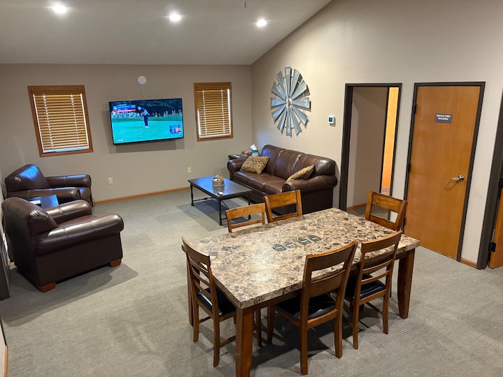 Delightful Four Bedroom Suite! (Ben Hogan Suite) - Gothenburg, NE