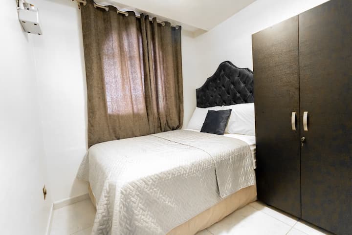 Соба на први кат со кревет со димензии 1,40 x 1,90 м