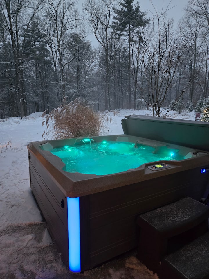 Owls Nest Treehouse - Hot Tub - 2mi to Ricketts Glen