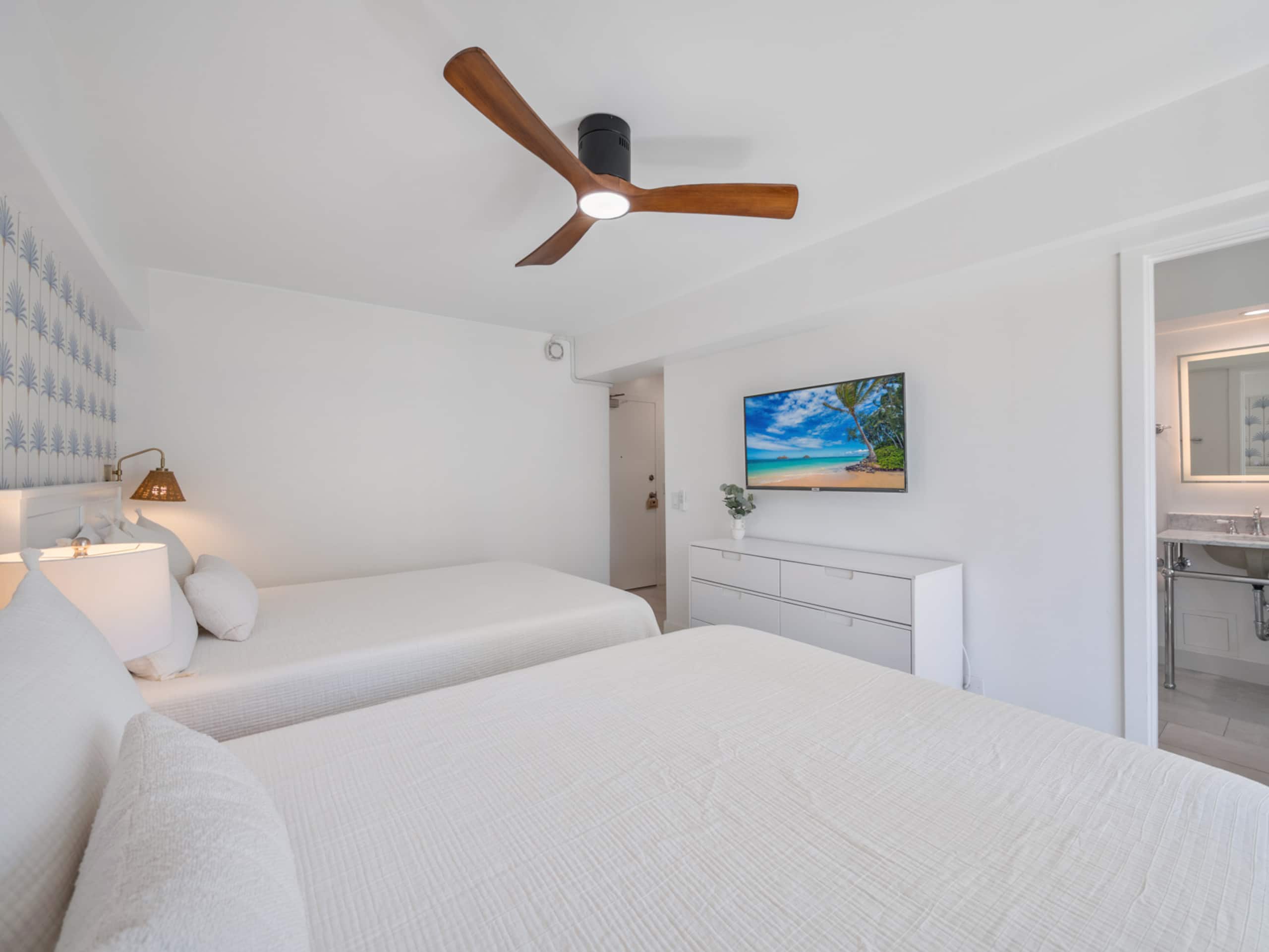 Condo in Honolulu · ★4.9 · 3 bedrooms · 4 beds · 2 private baths - Image 23