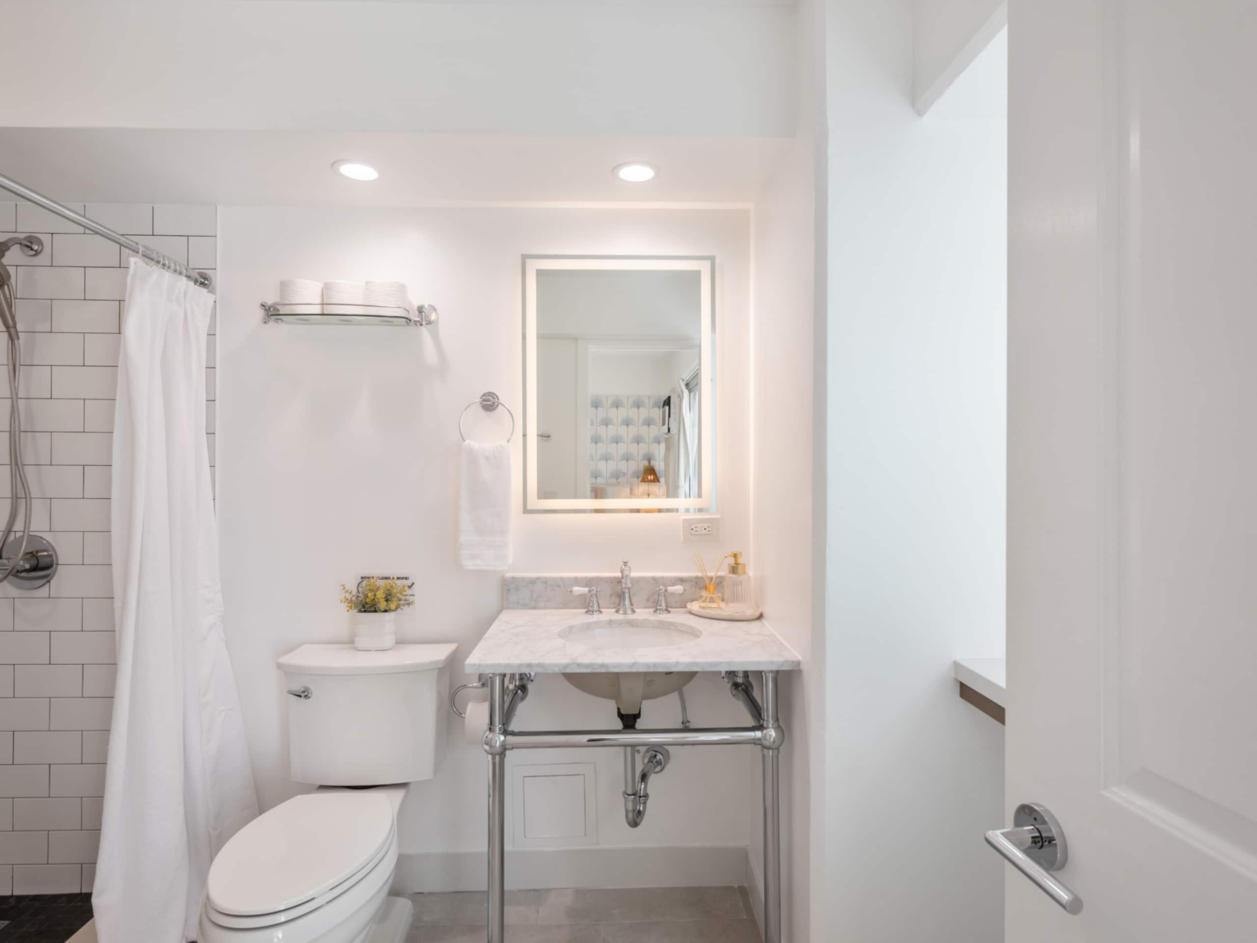 Condo in Honolulu · ★4.9 · 3 bedrooms · 4 beds · 2 private baths - Image 53