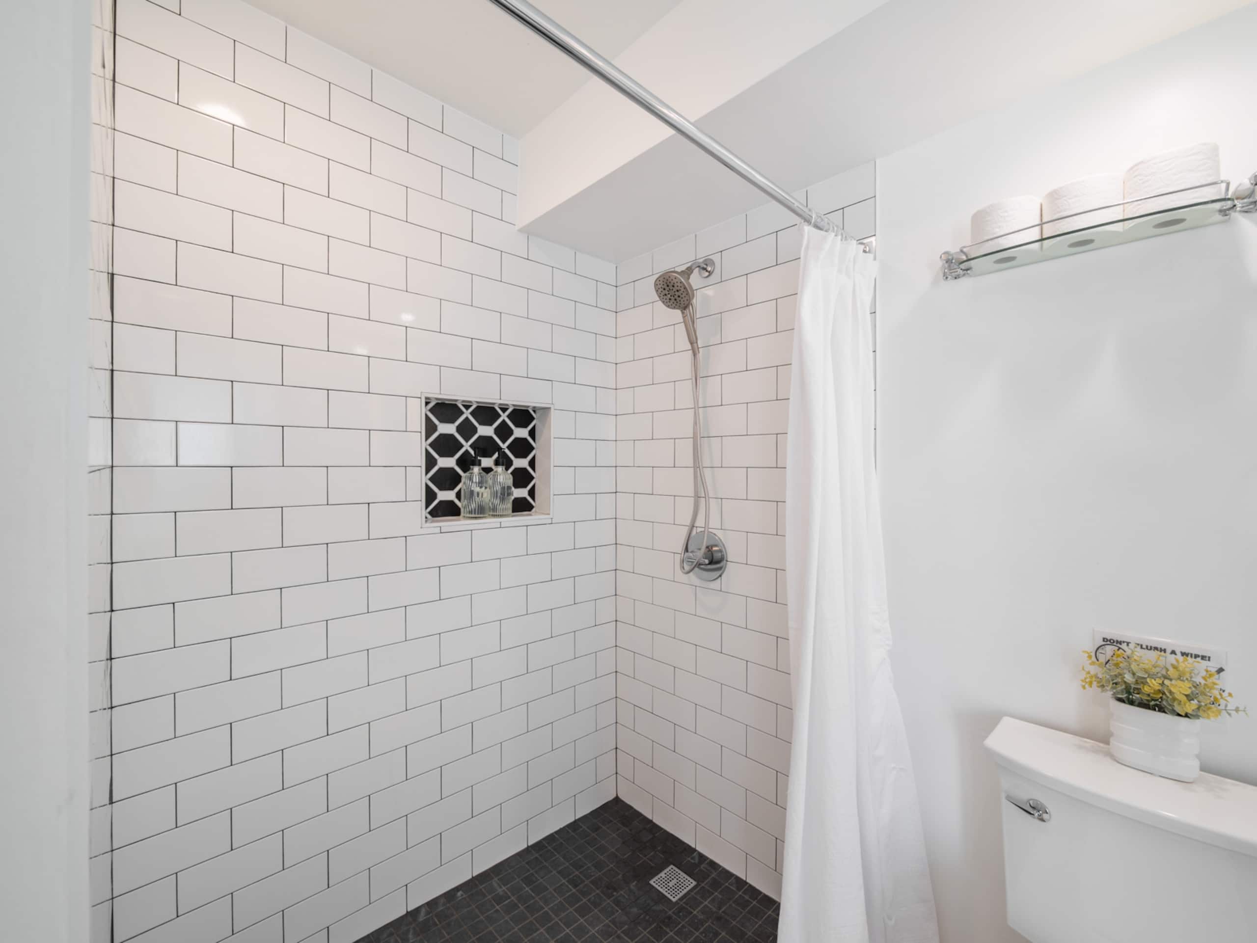 Condo in Honolulu · ★4.9 · 3 bedrooms · 4 beds · 2 private baths - Image 50