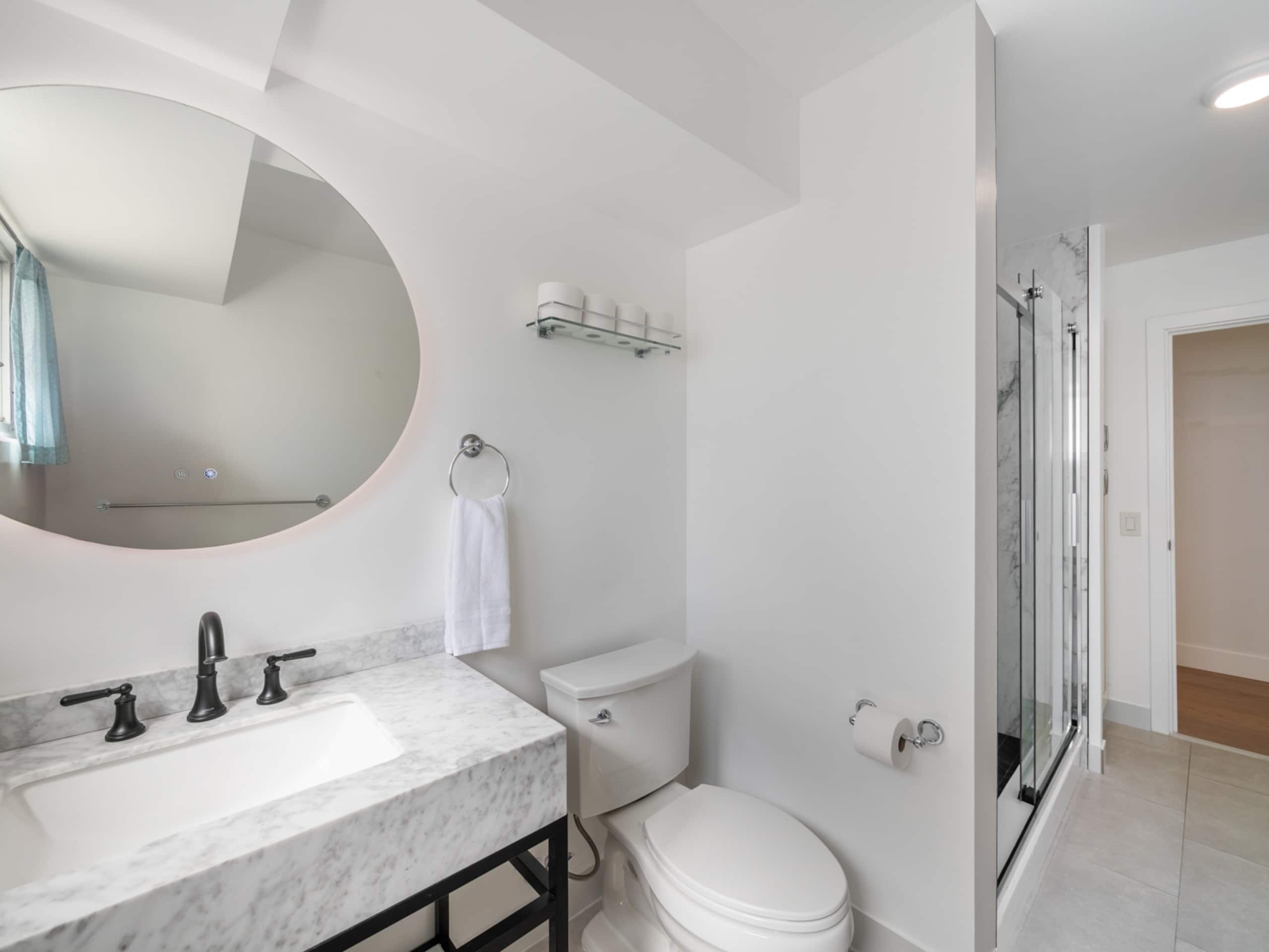 Condo in Honolulu · ★4.9 · 3 bedrooms · 4 beds · 2 private baths - Image 48