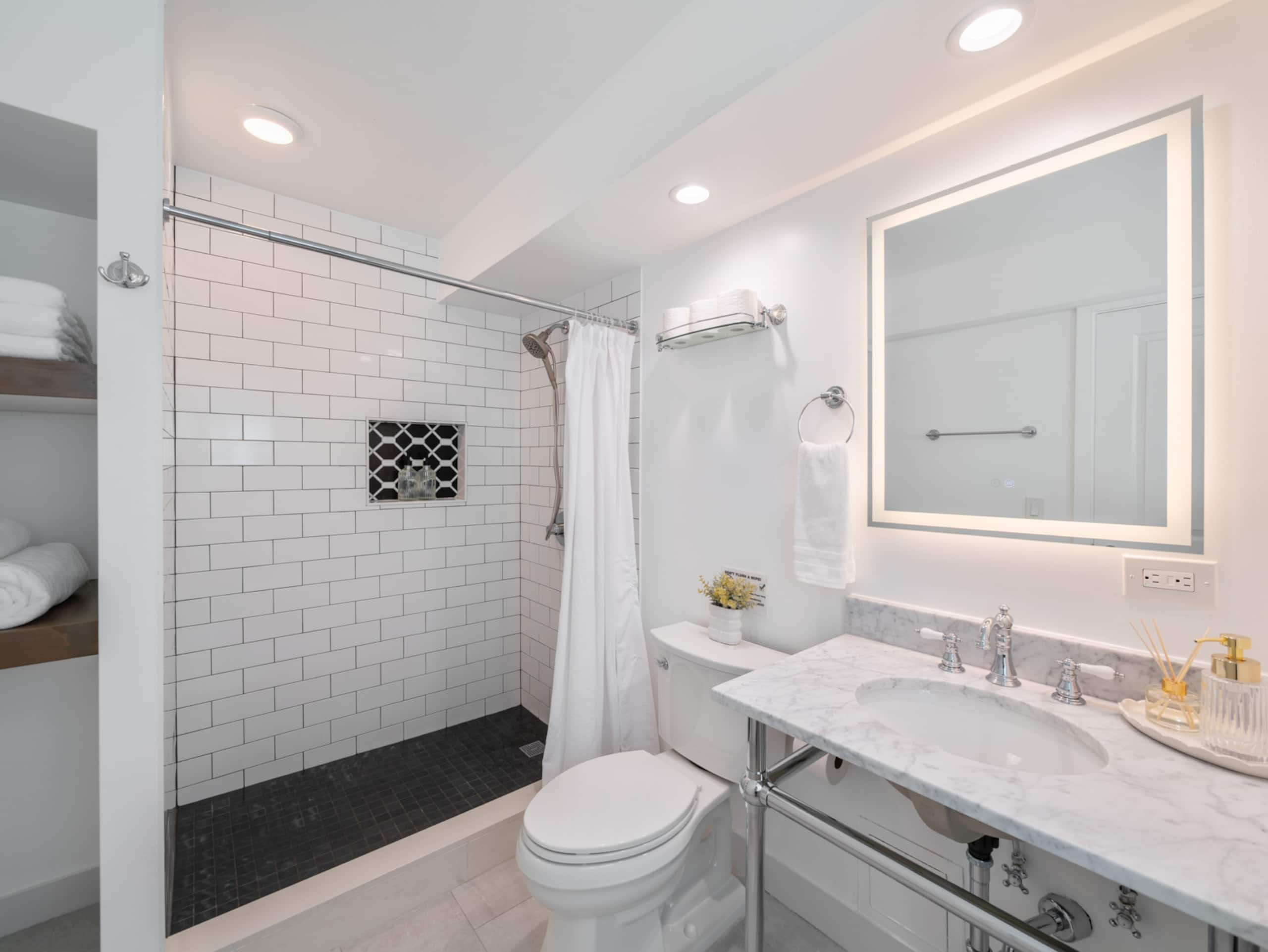 Condo in Honolulu · ★4.9 · 3 bedrooms · 4 beds · 2 private baths - Image 52
