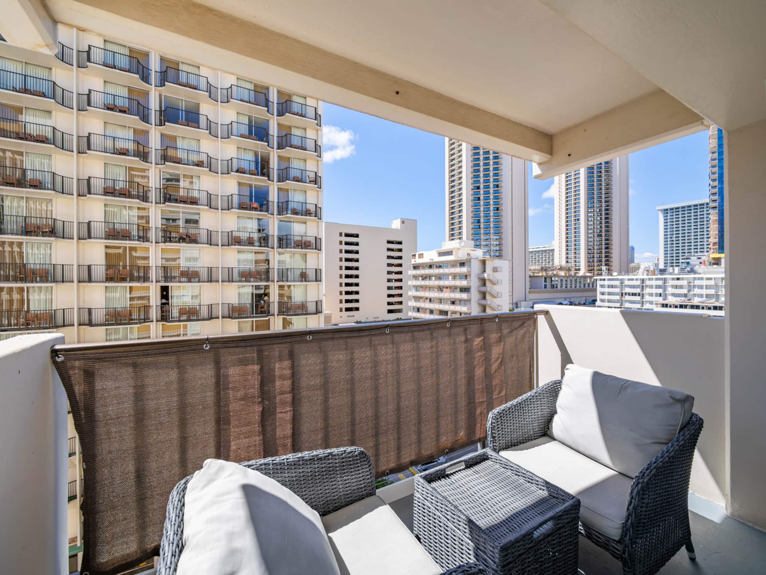 Condo in Honolulu · ★4.9 · 3 bedrooms · 4 beds · 2 private baths - Image 60