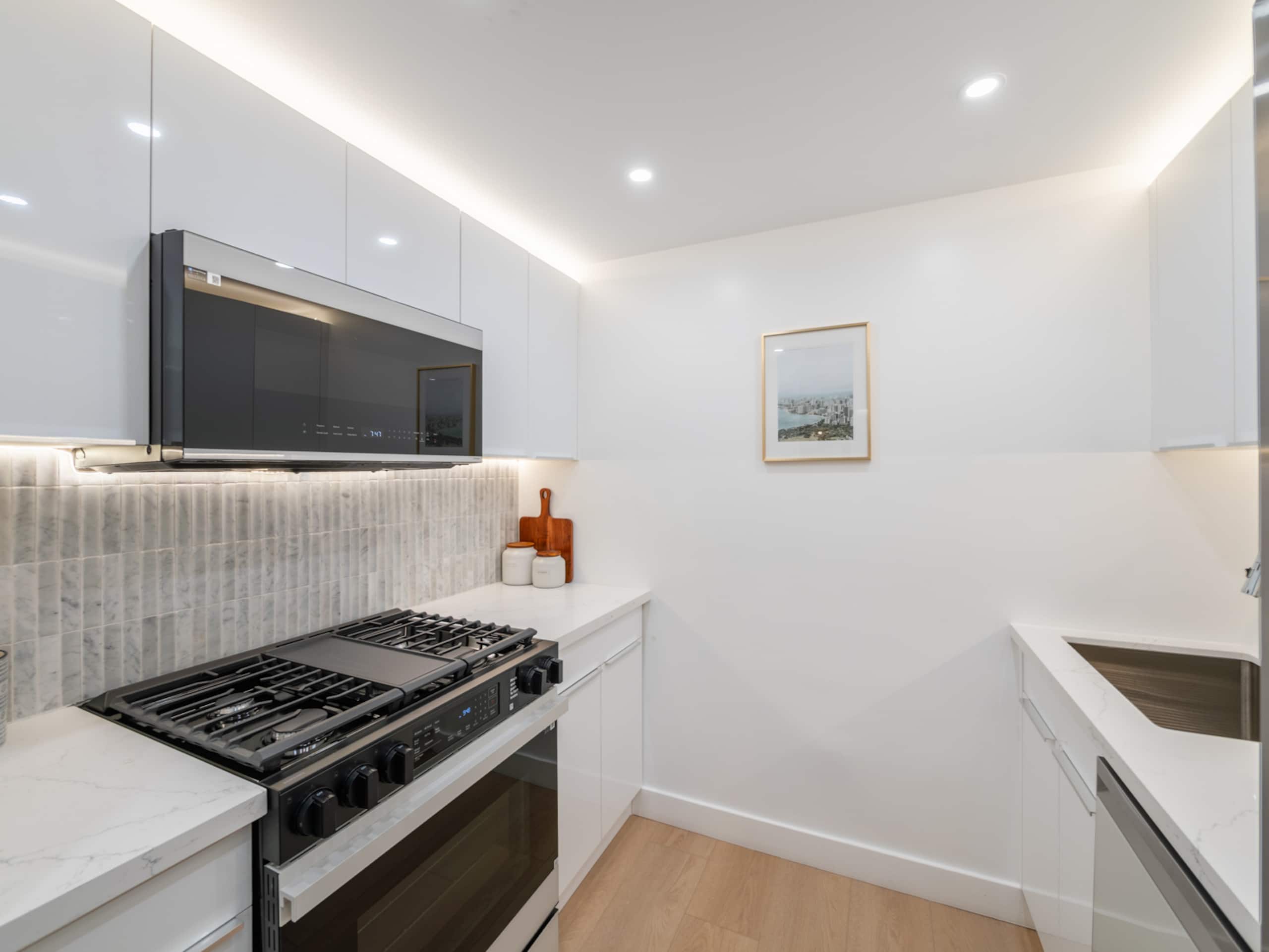 Condo in Honolulu · ★4.9 · 3 bedrooms · 4 beds · 2 private baths - Image 14