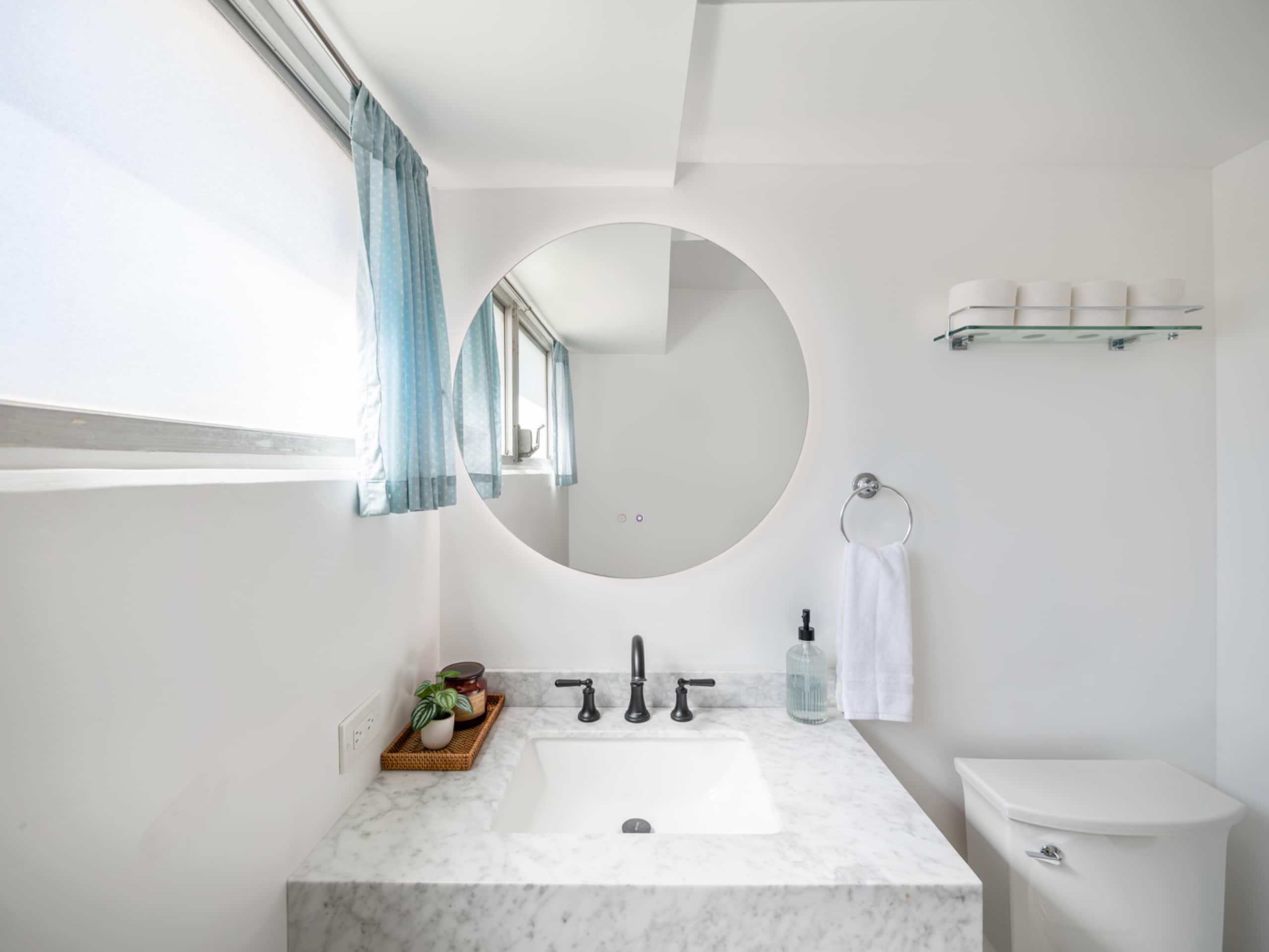 Condo in Honolulu · ★4.9 · 3 bedrooms · 4 beds · 2 private baths - Image 46