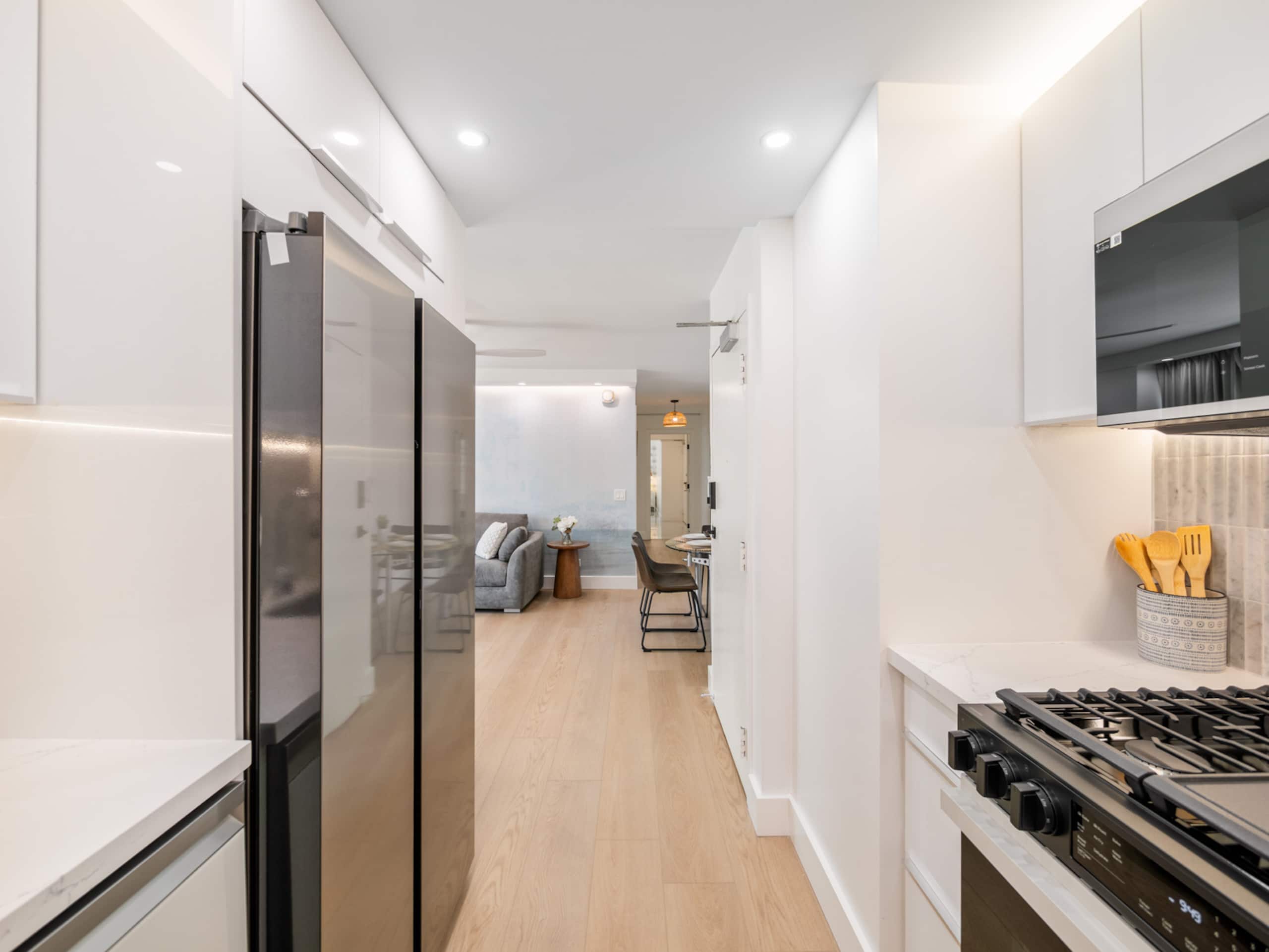 Condo in Honolulu · ★4.9 · 3 bedrooms · 4 beds · 2 private baths - Image 11