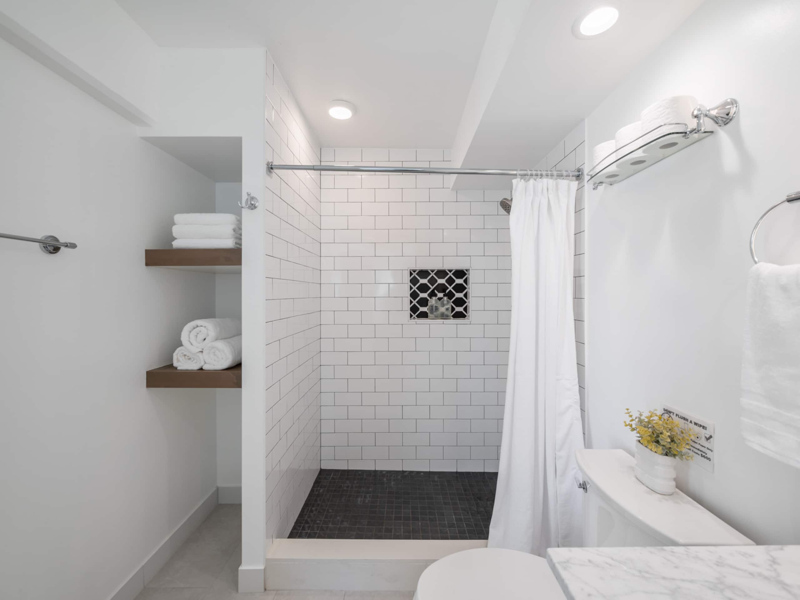 Condo in Honolulu · ★4.9 · 3 bedrooms · 4 beds · 2 private baths - Image 51