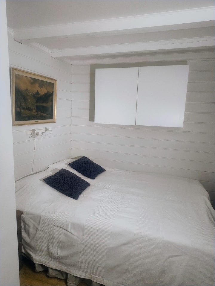 غرفة نوم في الطابق الرئيسي بسرير مزدوج