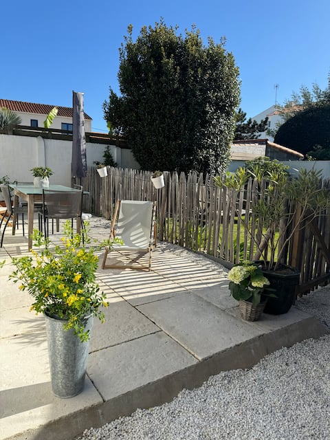 Lovely sunny studio within walking distance of the beach