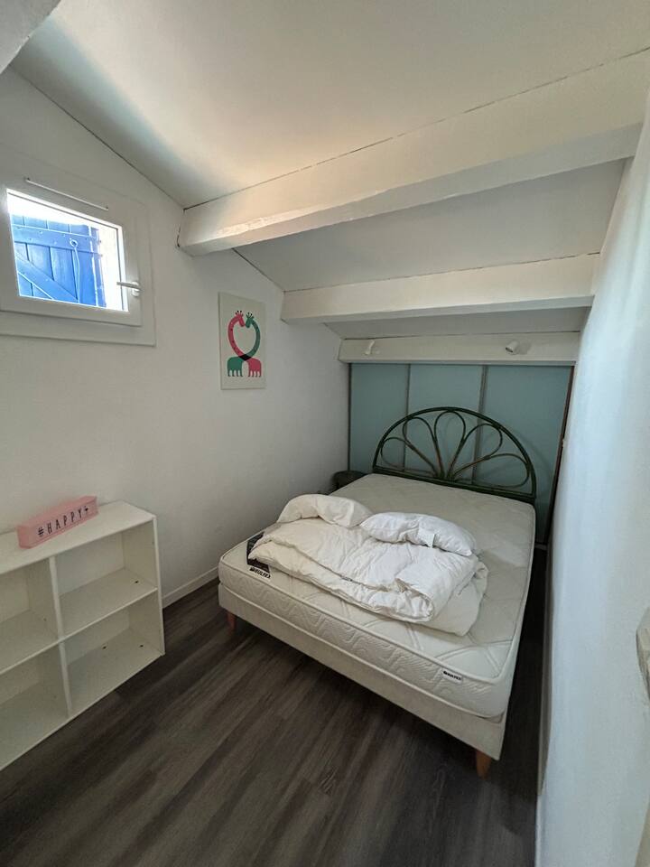 Camera al piano superiore con un bagno . 