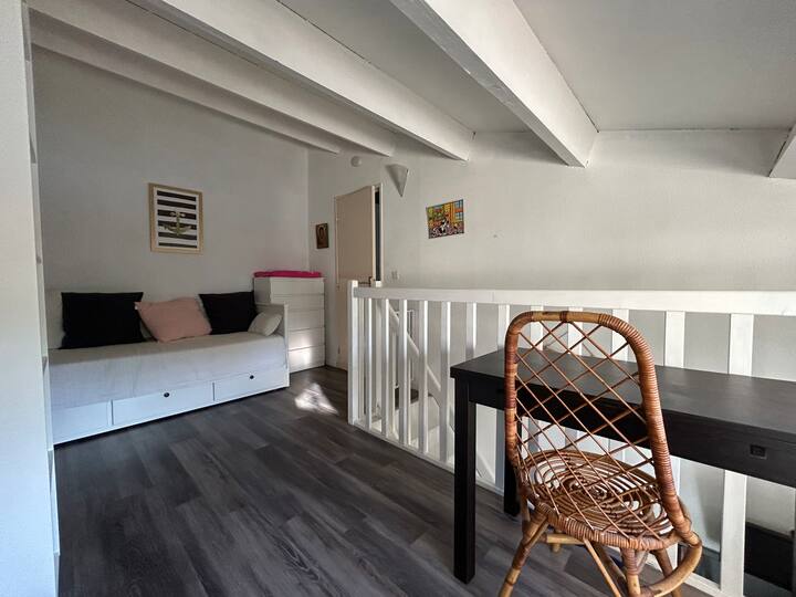 Soppalco con divano letto - un materasso per bambini è disponibile nella stanza. Barriera per bambini a livello delle scale.
Camera numero 2, alla porta nell'angolo retto.