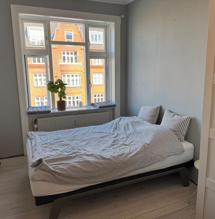 Cama doble de 140x200. 