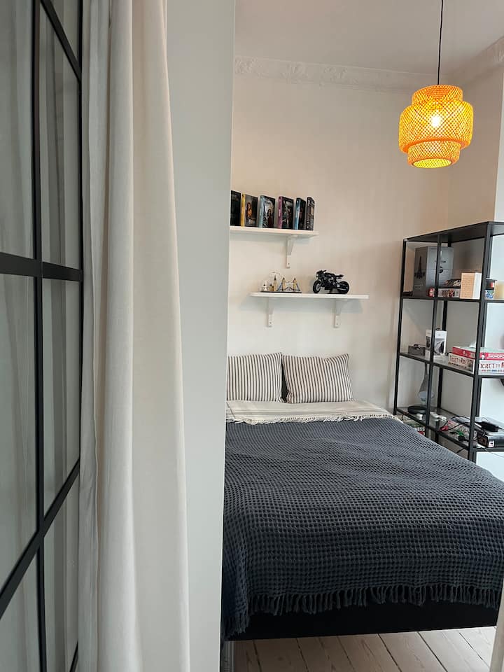 Cama 140x200.
Entrada desde la sala de estar.