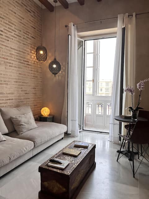Popular Airbnb listing: innCadiz. CONDE CASA BRUNET PALACE in Cádiz